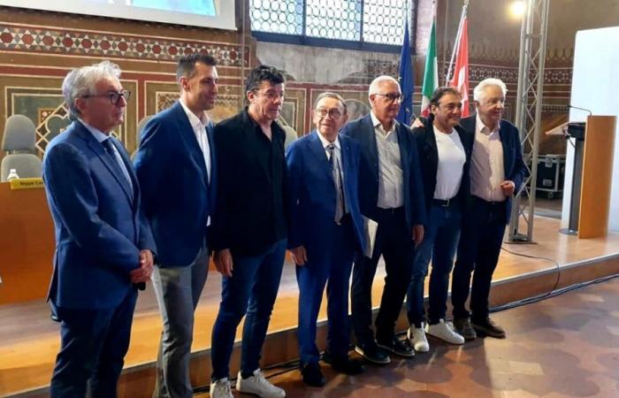The Gold Cup waiting for the Tour, the greats of Italian cycling rewarded
