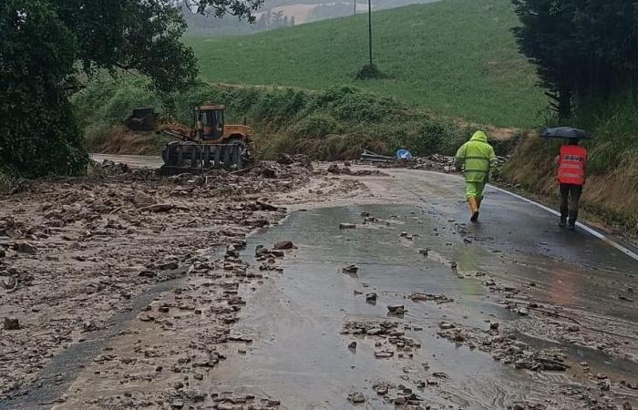 Bad weather hits the hill. Flooding, landslides and closed schools. The dam has grown by 75 centimeters