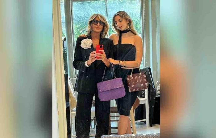 Myrta Merlino flies to London and changes her look: she looks like a 20 year old with her daughter