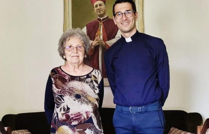 Diocese: Lamezia Terme, the niece of Bishop Moietta donates her uncle’s episcopal robes to the Church of which he was pastor