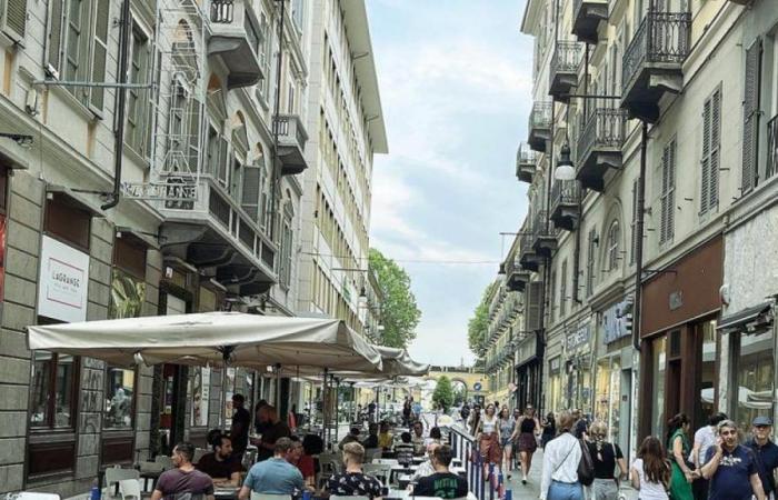 Turin and its “wild” terraces, half of which are irregular. Residents: «Tables and chairs even outside the front door»