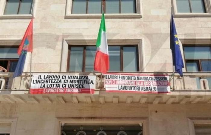 Crotone, the protest of Abramo employees continues: protest in the Municipality