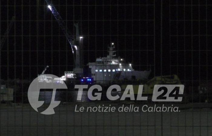 Migrants: Diciotti ship in Crotone with 5 bodies from the shipwreck in the Ionian Sea