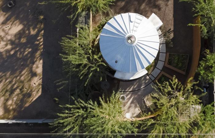 In Arizona, an old silo becomes a mini-house with a garden