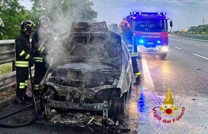 Car destroyed by fire at the Carisio toll booth on the A4. THE PHOTOS
