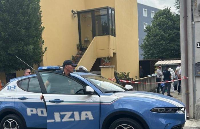 Double murder in Fano, married couple killed: he with his head smashed and she strangled. The son was questioned