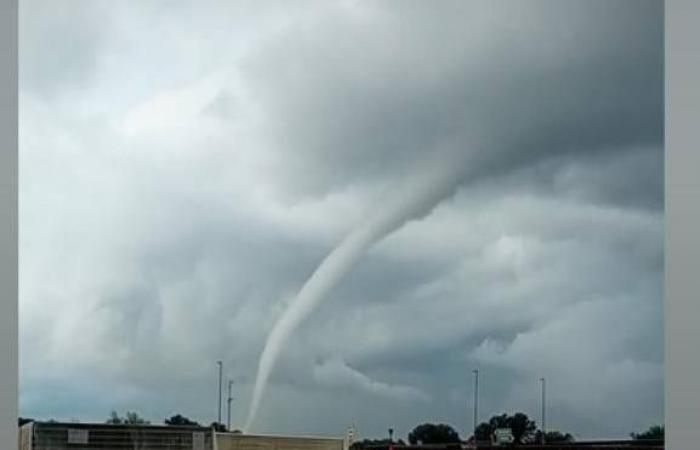 Tornado over Rovigo, roofs uncovered, cars damaged and flooded streets: the video photo gallery