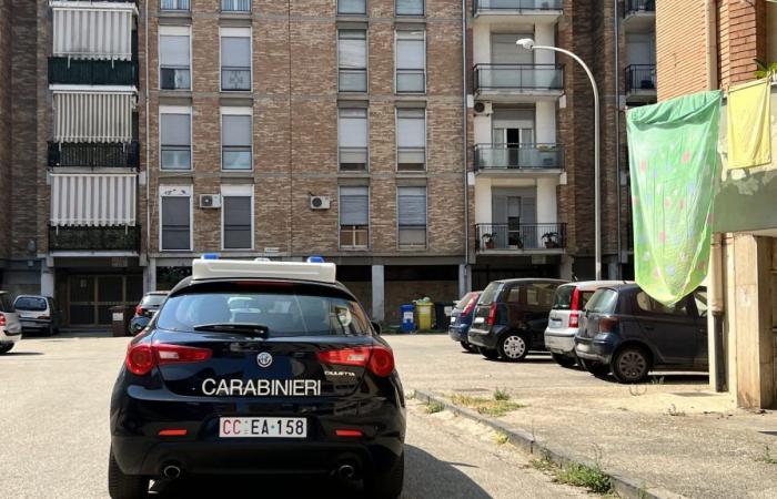 Giugliano: he is under house arrest but decides to go up to the sixth floor to cut the railings. Carabinieri arrest 55-year-old