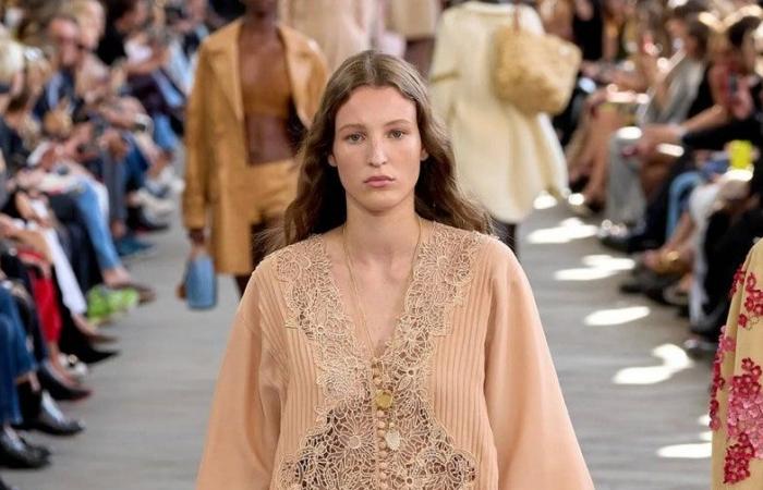 Long boho dresses and flat sandals, in 6 gipsy chic outfits for summer 2024