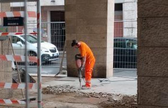 The dismantling of the Palladian portico in Via Grande has begun