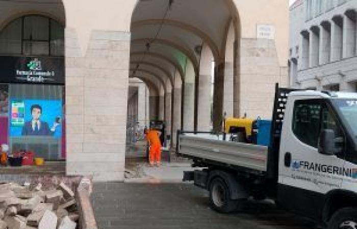 The dismantling of the Palladian portico in Via Grande has begun