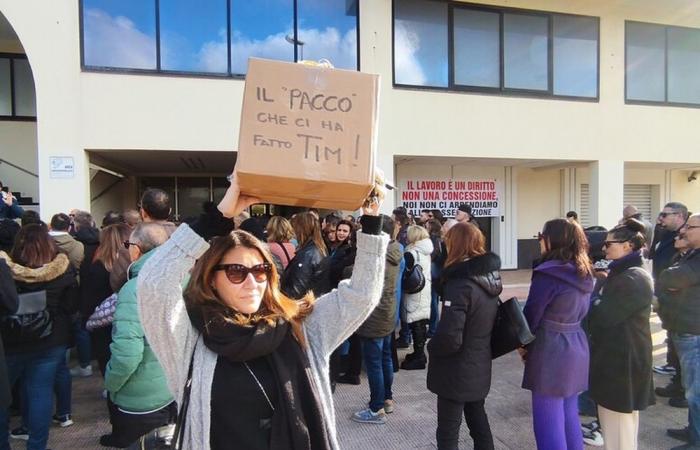 Abramo Customer Care, the common front in Crotone against layoffs: workers occupy the boardroom, commercial activities close in solidarity