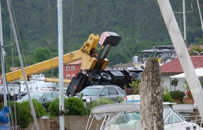 Drama on the Magra river, 69-year-old worker hit and killed by crane. The vehicle was seized