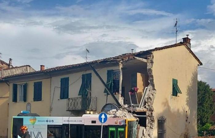 Bus hits building in Lucca due to driver illness, no one injured