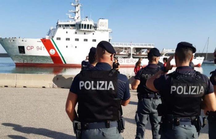 Port ”off-limits”, Crotone journalists out of the scene from the docking of the Diciotti ship