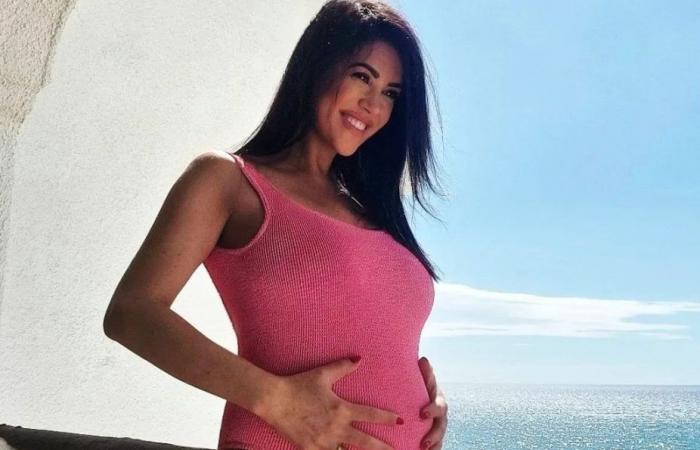 Claudia Ruggeri, Miss Claudia of ‘Avanti un Altro’, in swimsuit in her sixth month: big belly at the seaside, reveals if she will have a boy or a girl – Gossip.it
