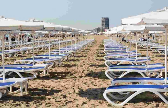Prices are out of control on the beaches of Abruzzo: increases everywhere for umbrellas and sunbeds