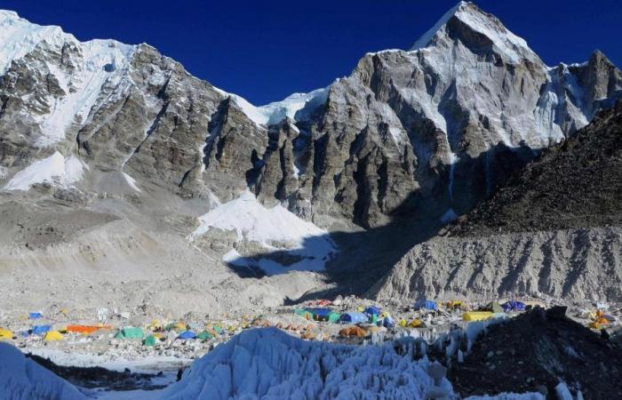 Everest, the macabre effect of melting ice: hundreds of corpses resurface. High risk expeditions to recover them