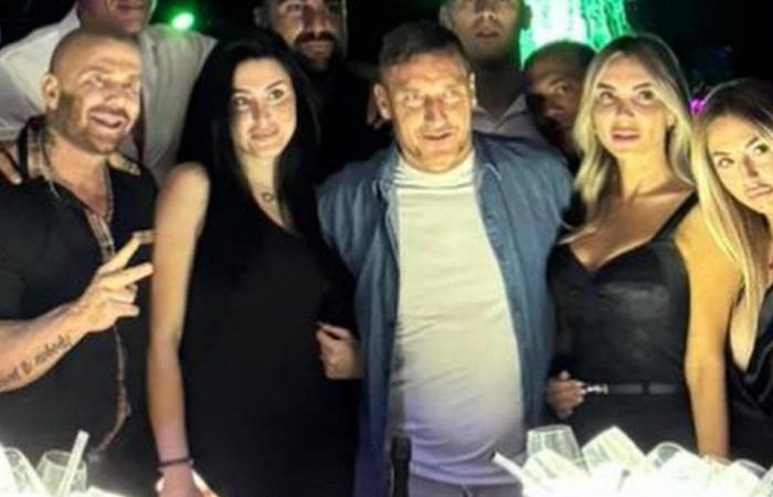 Francesco Totti and Noemi Bocchi return to be seen together at the party of their friend pr Alex Nuccetelli: watch – Gossip.it