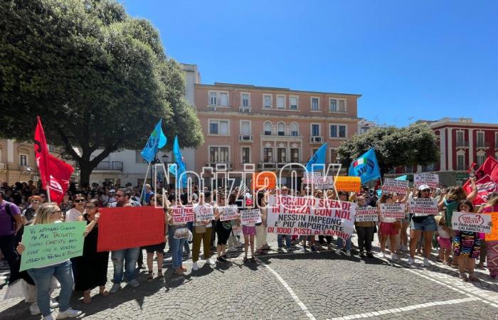 Crotone – Abramo employees in the square, and Calabrian parliamentarians are absent: their names read