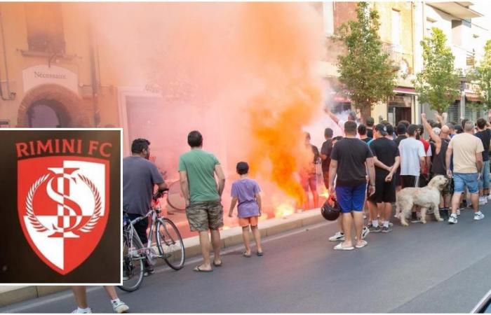 Football, the new Rimini crest infuriates the fans: protests and smoke bombs
