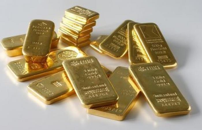 Gold prices head for quarterly gain; inflation data in focus