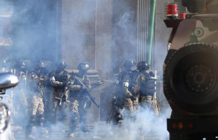 Failed coup d’état in Bolivia, soldiers break into government building: army commander arrested