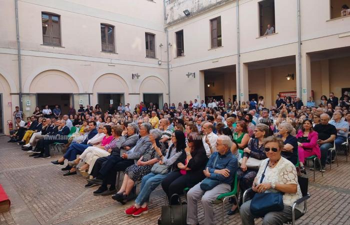 Lamezia, Roberto Vecchioni at the Cloister: “You have the oldest culture in the world” – Video