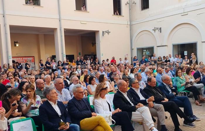 Lamezia, Roberto Vecchioni at the Cloister: “You have the oldest culture in the world” – Video