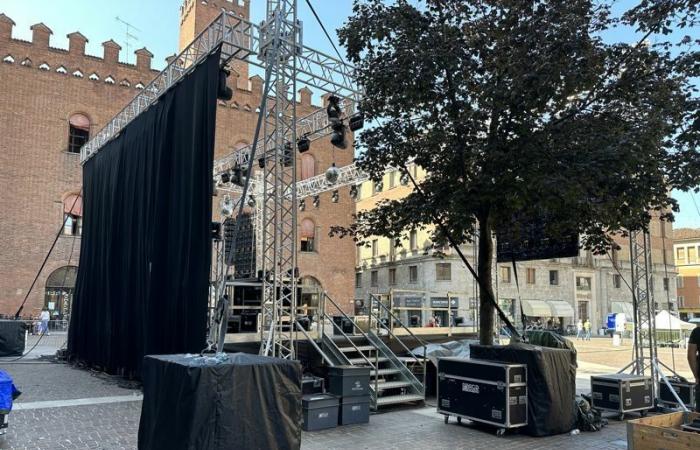 Cremona Evening – Cremona is preparing for “Summer Thursdays”. This evening a large crowd is expected in Piazza Stradivari for Stradeejay, this year on the theme “Flower Power”. 70s/80s music and tribute to Abba
