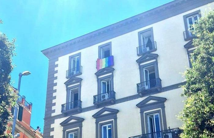 Pride, rainbow flag at Palazzo San Giacomo and meeting between Manfredi, Conte and Schlein