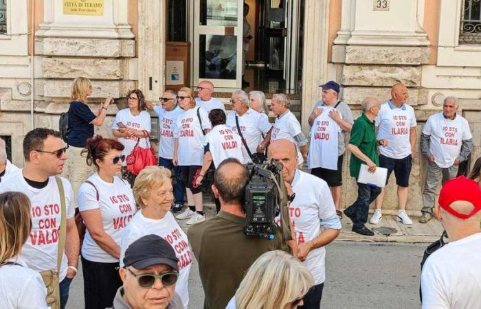 One hundred under the town hall “We are with Ilaria and Valdo” – Teramo