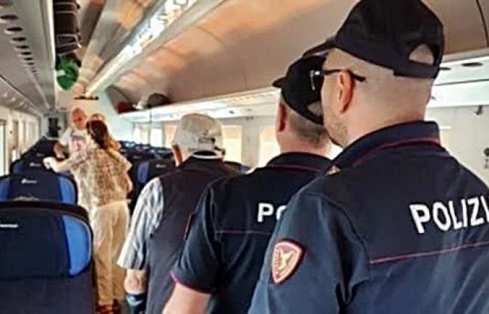 Gold, watches and coins in suitcase, arrested on Genoa train