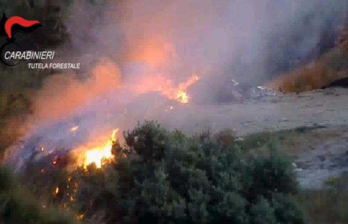 Reggio Calabria, waste illegally dumped and set on fire: five precautionary measures