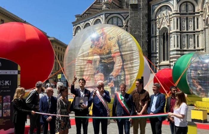Tour de France, maxi-balls with the heroes of cycling in Piazza Duomo in Florence