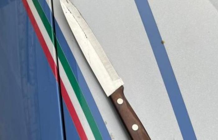 Threatens Ser.D staff and some passers-by with a kitchen knife: arrested in Matera