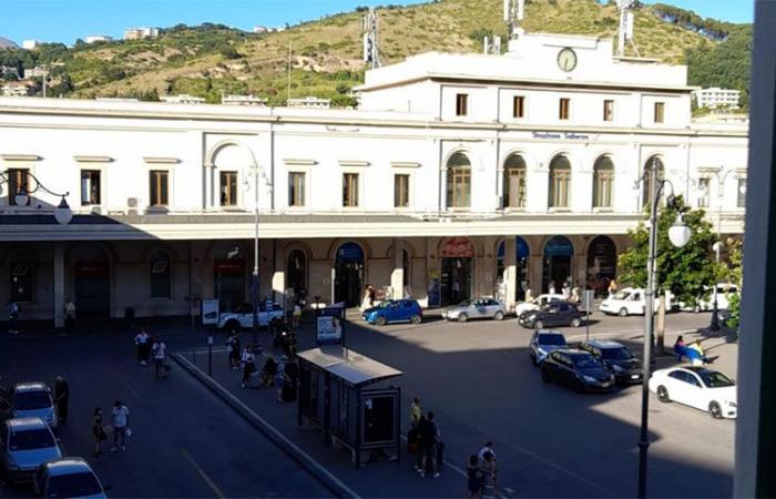 Airport, the shuttle that leaves Salerno will stop in the station square