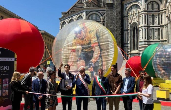 Tour de France, giant marbles with cycling heroes in Piazza Duomo in Florence
