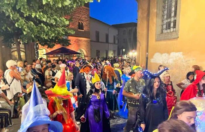 150 participants and 8 masked groups, the summer Carnival conquers the historic center