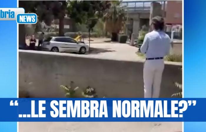 VIDEO-Reggio, wash the car in the square with public water: pinched and scolded by the mayor