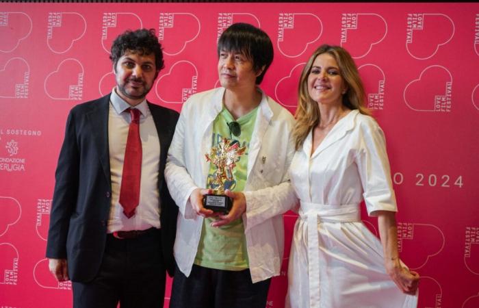 Director Chen Fei receives the Golden Griffin film Encounter Love