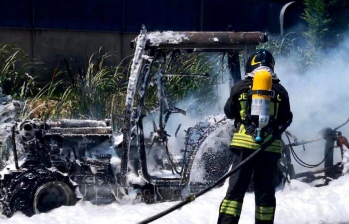 Fire in Casteldaccia, two tractors parked inside a garage catch fire