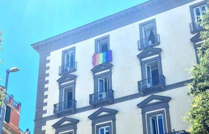 Pride, rainbow flag at Palazzo San Giacomo and meeting between Manfredi, Conte and Schlein