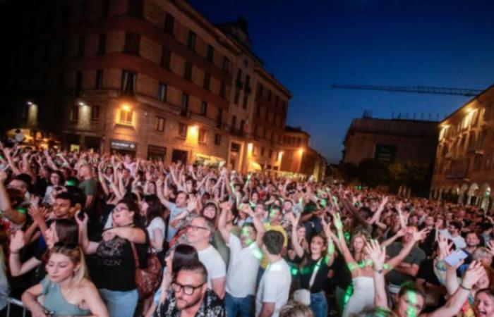 StraDeejay: Piazza Stradivari is dancing, more than 6 thousand in the centre