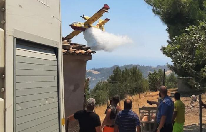 Albidona in the grip of fire for two days, two elderly people evacuated