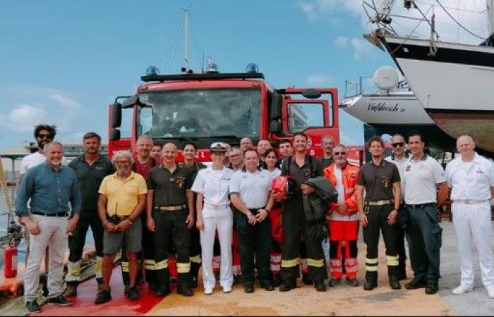 Emergencies: fire drill in the port of Viareggio organized by the Coast Guard
