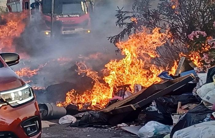 Heaps of waste on fire in Palermo and its province