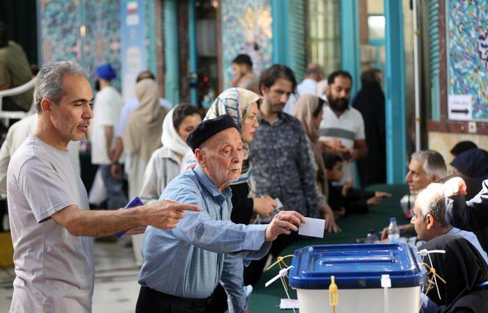 Iran Votes, Pezeshkian and Jalili Lead – Middle East