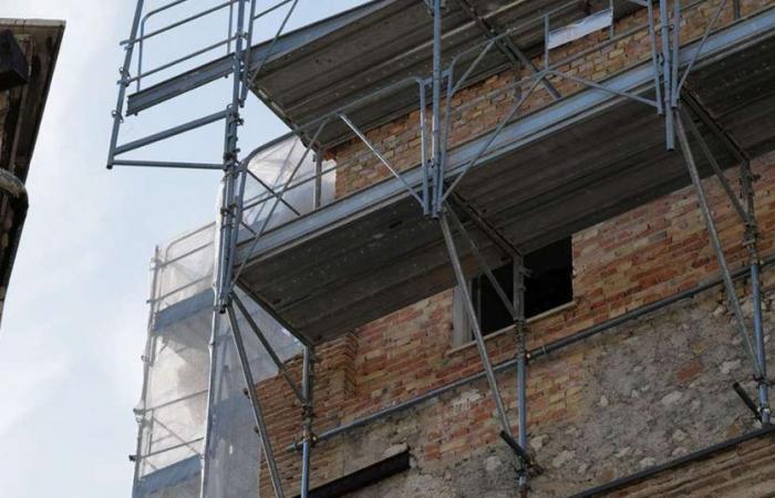 Worker falls on construction site: two plea bargain, 4 on trial – Teramo