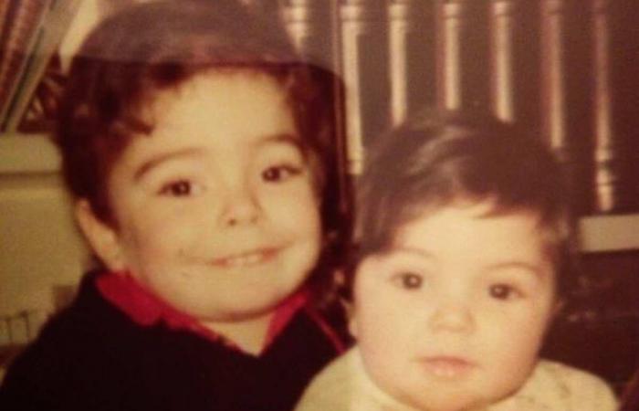 Here he was next to his sister, today he is the giant of Italian TV: did you recognize him?